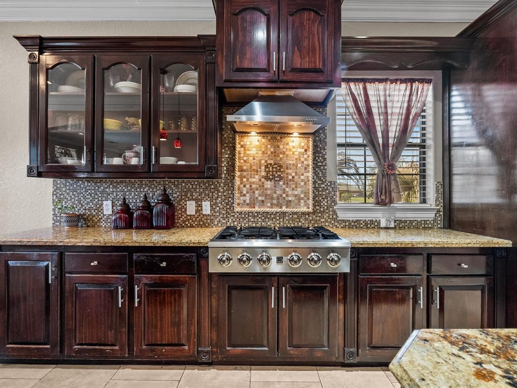 114 Lago Circle Drive, Santa Fe, Texas image 11