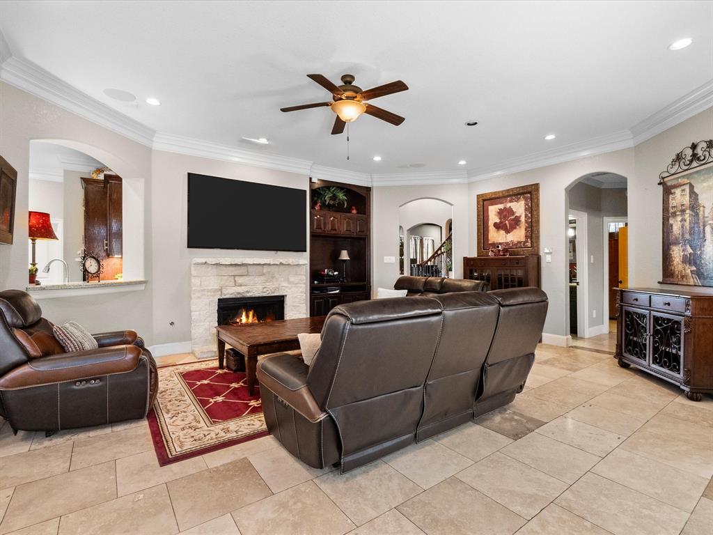 114 Lago Circle Drive, Santa Fe, Texas image 9