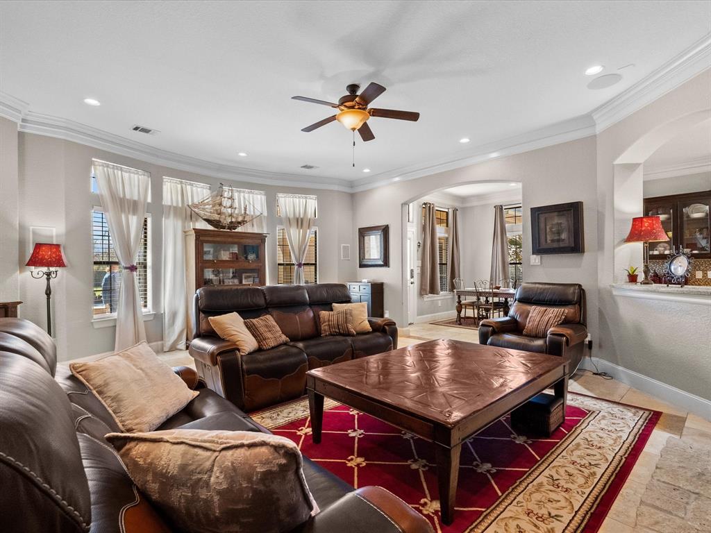 114 Lago Circle Drive, Santa Fe, Texas image 8