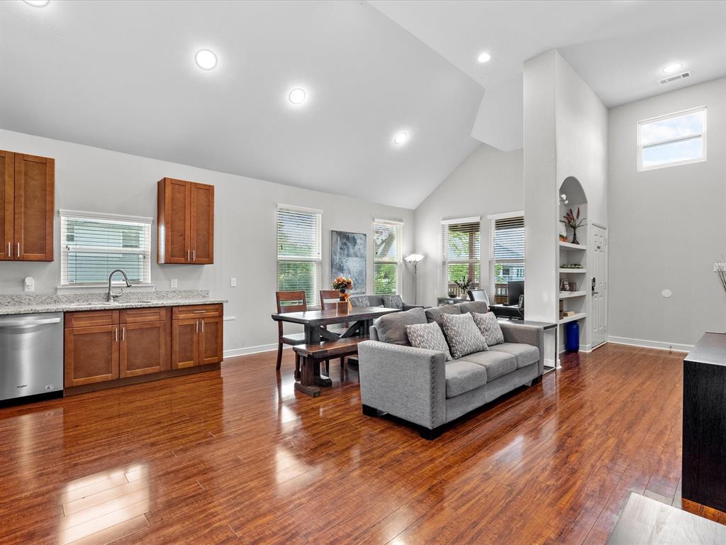223 W 5th Street