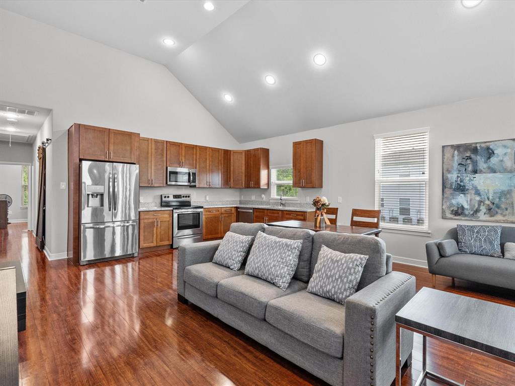 223 W 5th Street
