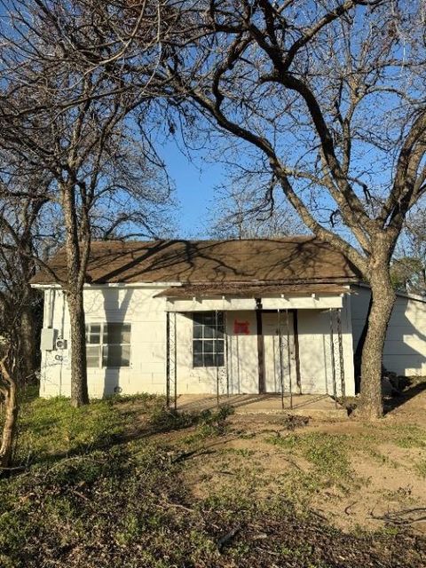 Homes For Sale - 204 Dallas Street<br/> Nocona, TX 76255