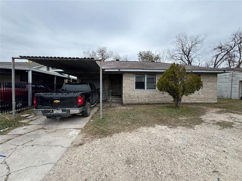 A home in Jacinto City