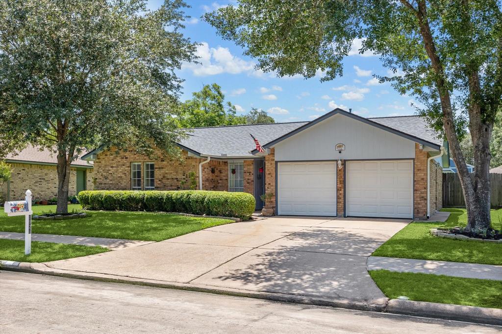 1926 Meadow Creek Drive Dr, Pearland, Texas image 2