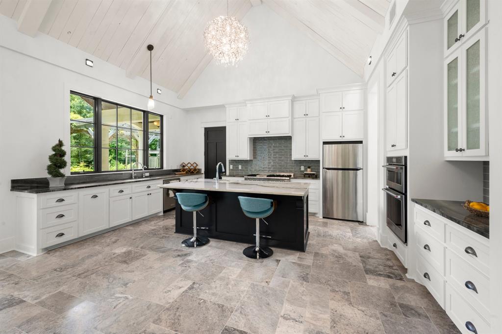 129 Stagecoach Circle, Huntsville, Texas image 14