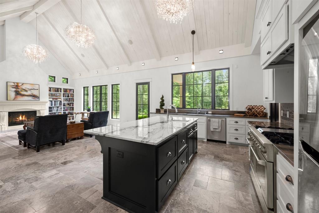 129 Stagecoach Circle, Huntsville, Texas image 15
