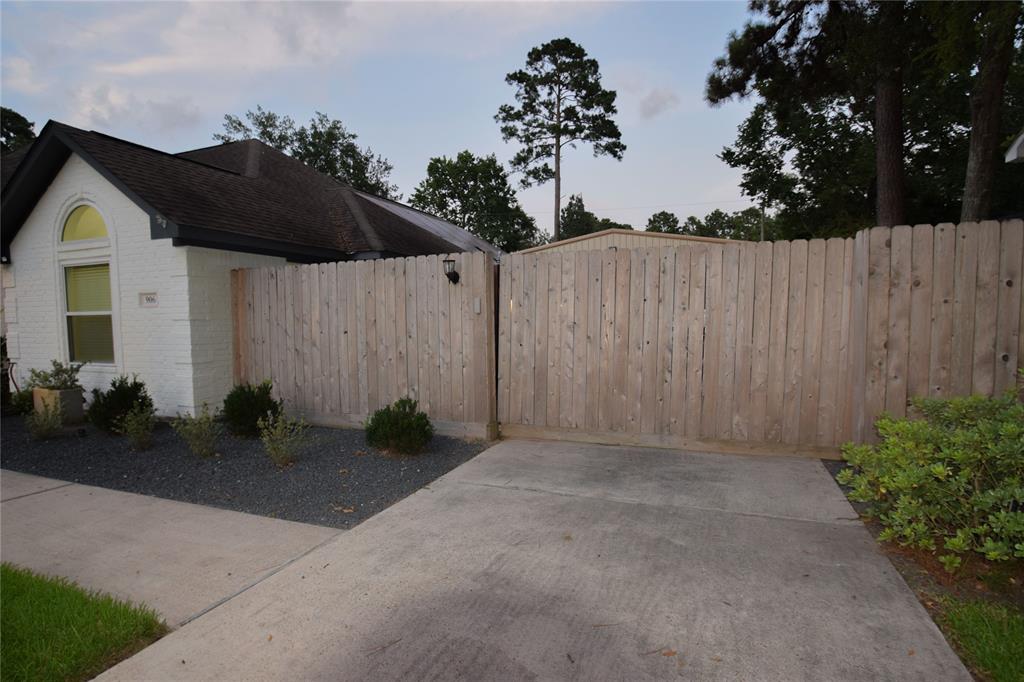 906 Weeping Willow Way
