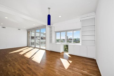 Condominium in Houston TX 3600 Montrose Boulevard 11.jpg