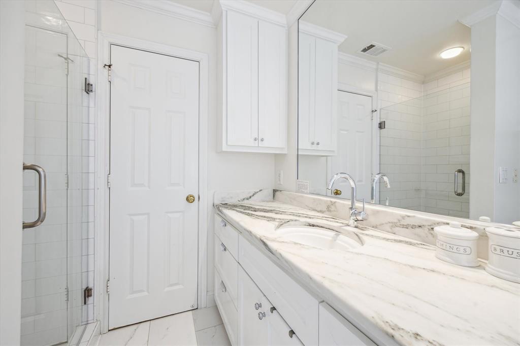 6010 Kirby Drive, Houston, Texas image 20