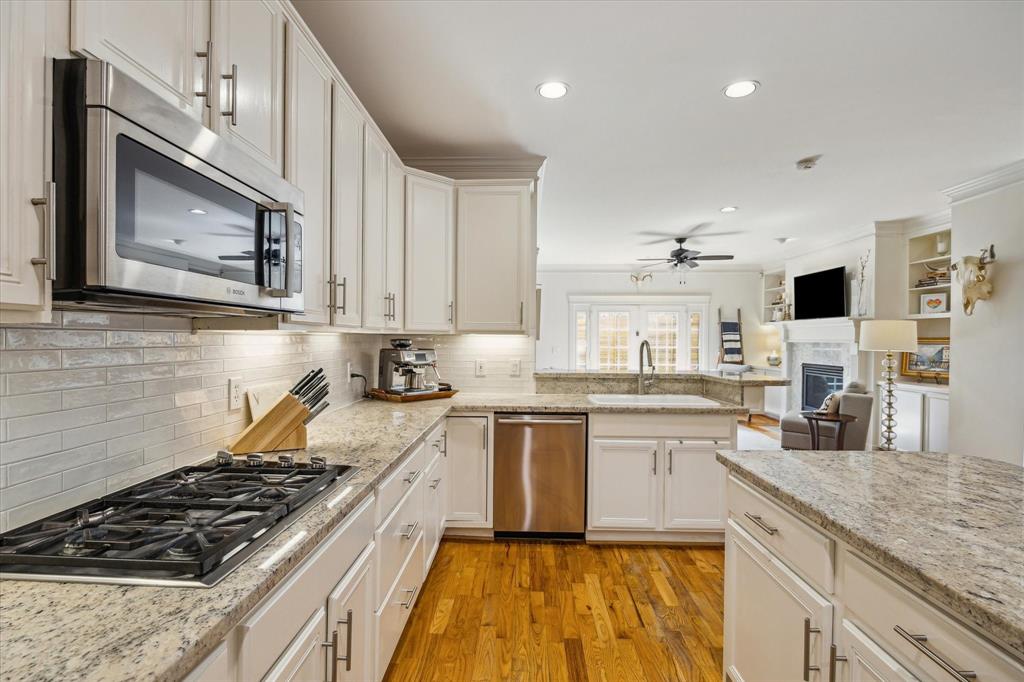 6010 Kirby Drive, Houston, Texas image 11