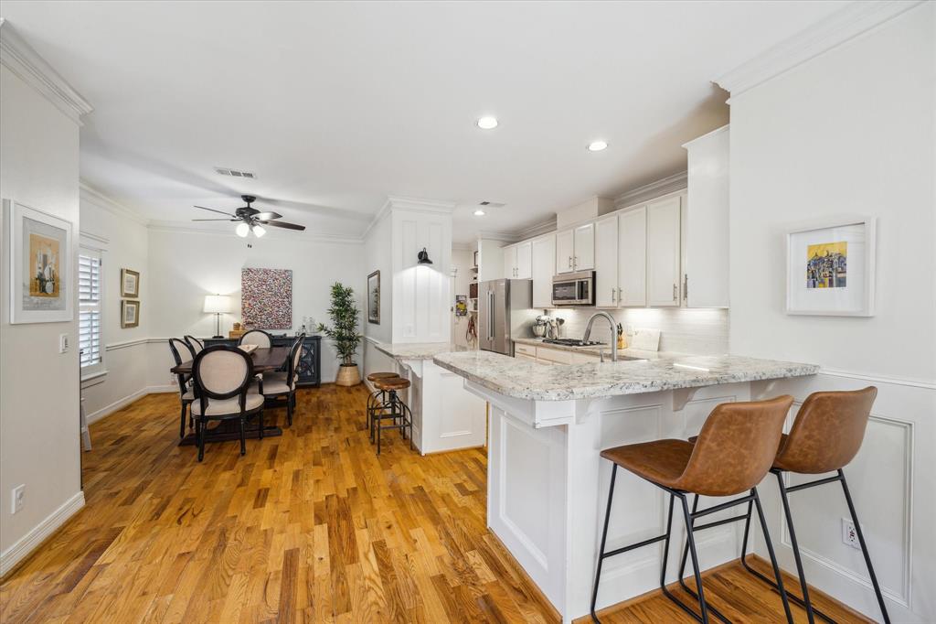 6010 Kirby Drive, Houston, Texas image 13