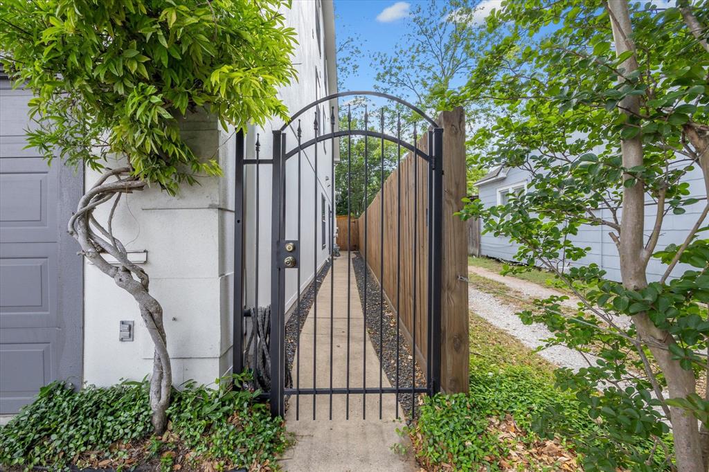 6010 Kirby Drive, Houston, Texas image 4