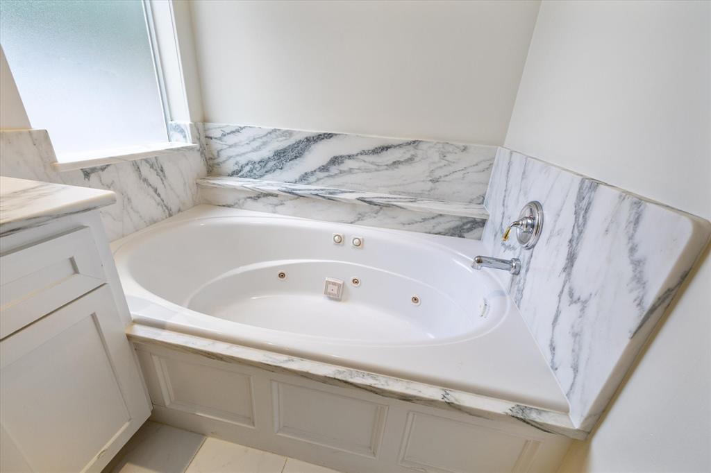 6010 Kirby Drive, Houston, Texas image 21