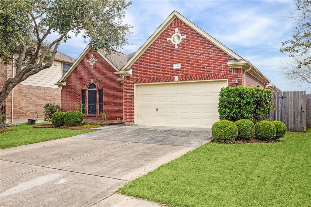 3301 English Oaks Boulevard, Pearland, Texas image 2