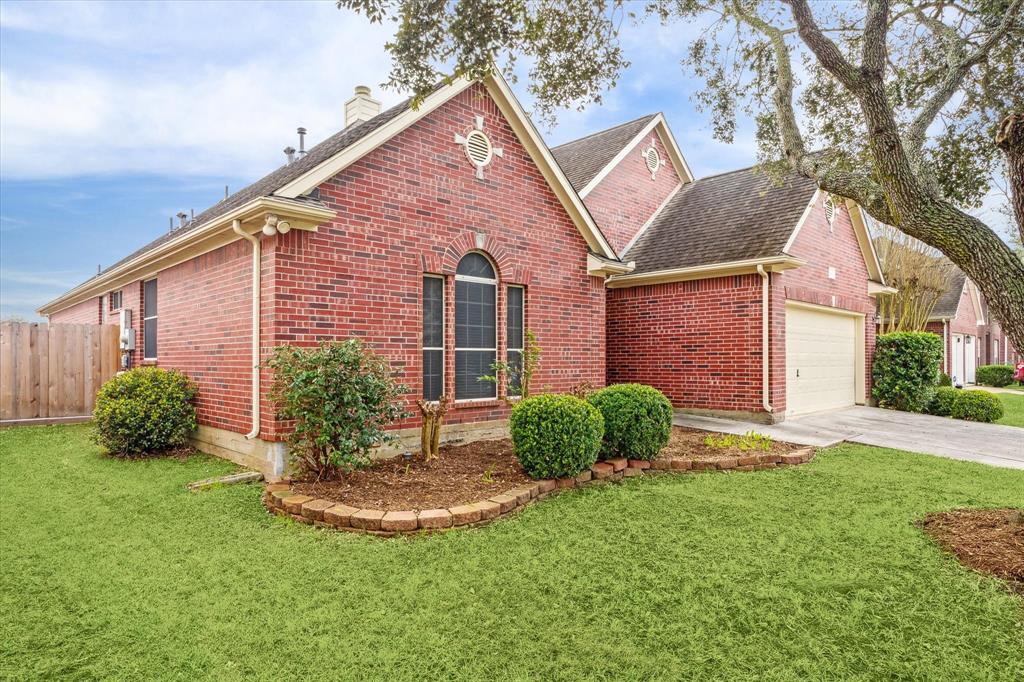 3301 English Oaks Boulevard, Pearland, Texas image 3