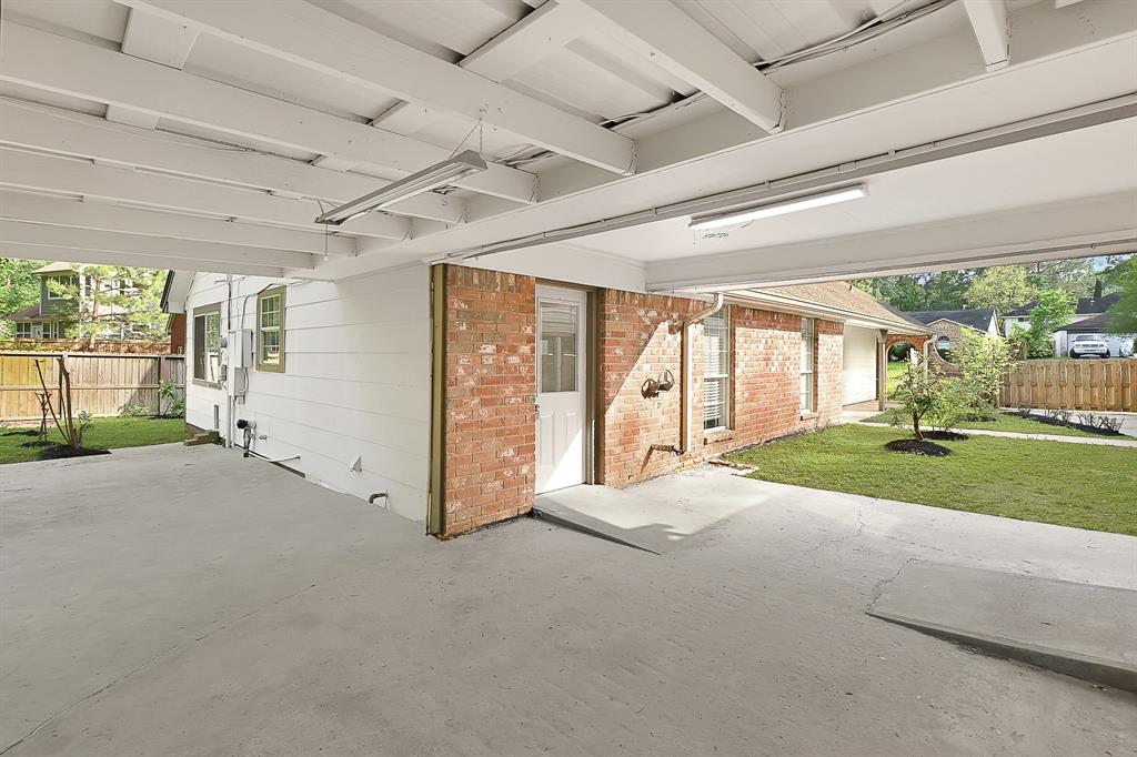 611 Sycamore Drive, Conroe, Texas image 32