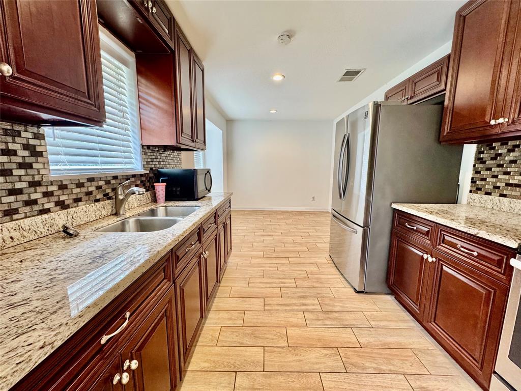16819 Blackhawk Boulevard, Friendswood, Texas image 7