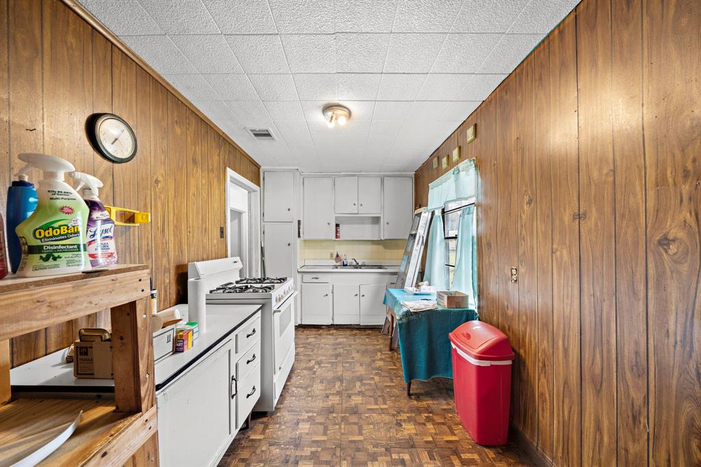 1108 Nottingham Drive, Angleton, Texas image 7
