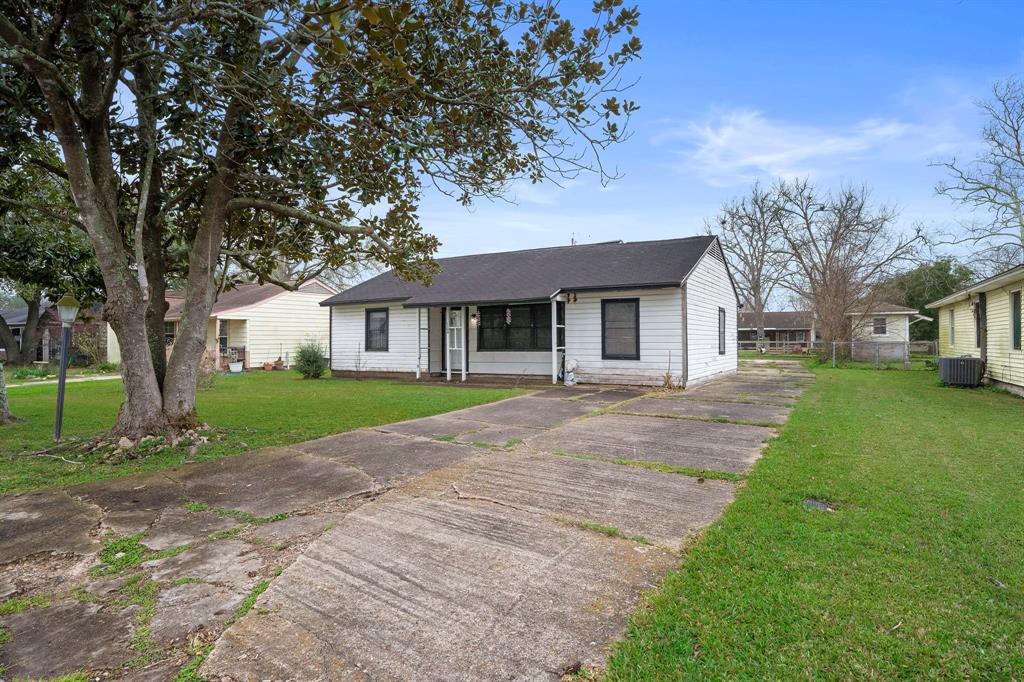 1108 Nottingham Drive, Angleton, Texas image 1