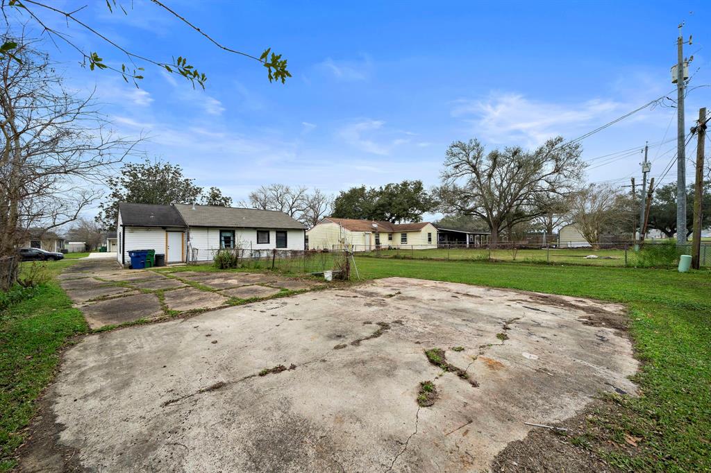 1108 Nottingham Drive, Angleton, Texas image 10
