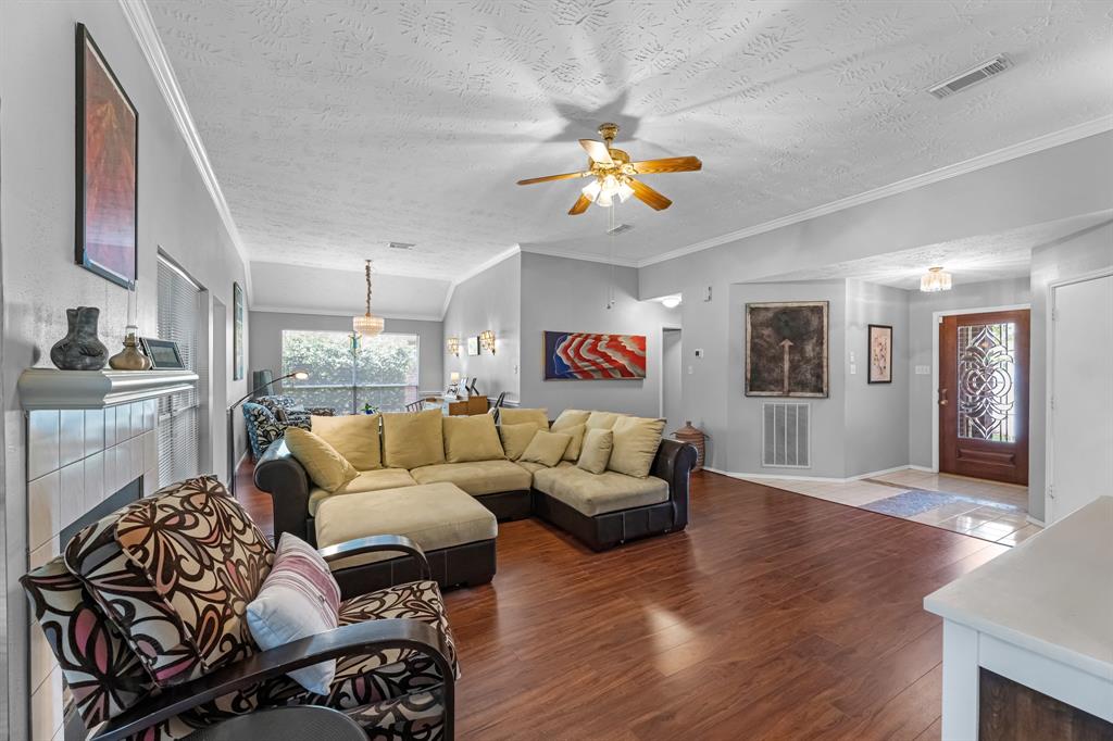 815 W Peach Hollow Circle, Pearland, Texas image 6