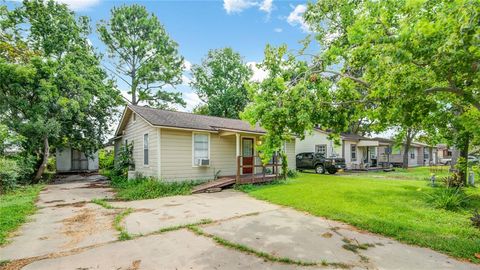 A home in Clute