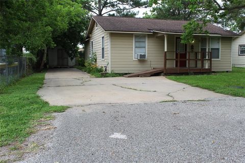 Single Family Residence in Clute TX 133 Pecan Lane.jpg