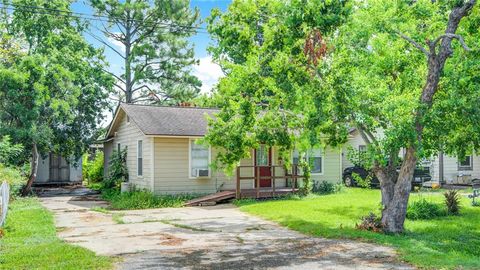 A home in Clute