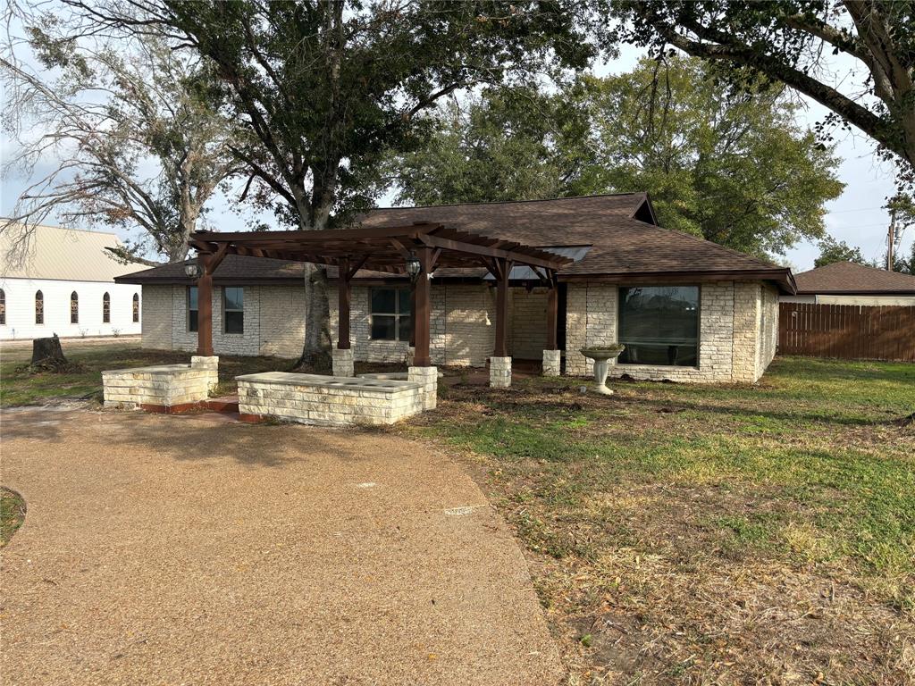 115 Saint Louis Street, Flatonia, Texas image 2