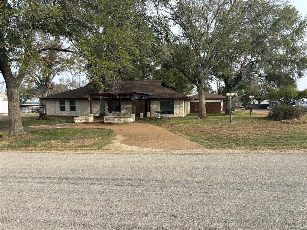 115 Saint Louis Street, Flatonia, Texas image 1