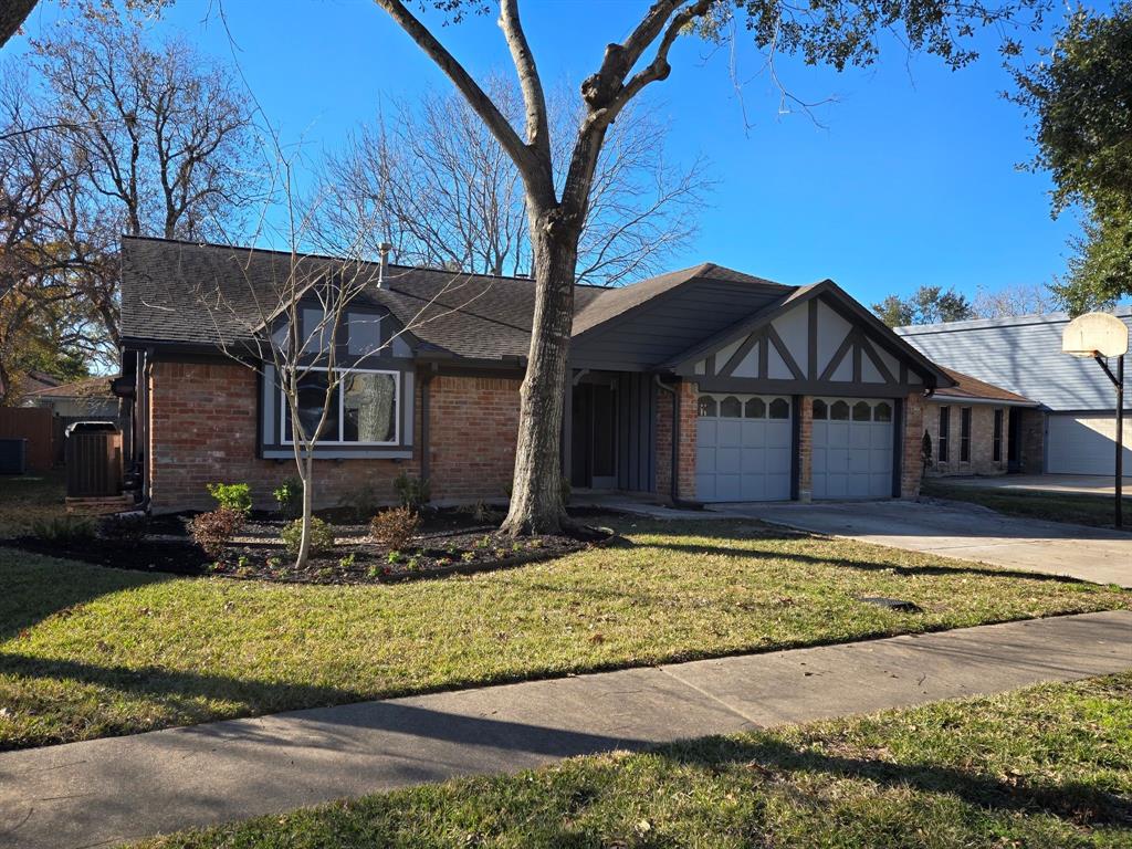1403 Hitherfield Drive, Sugar Land, Texas image 2