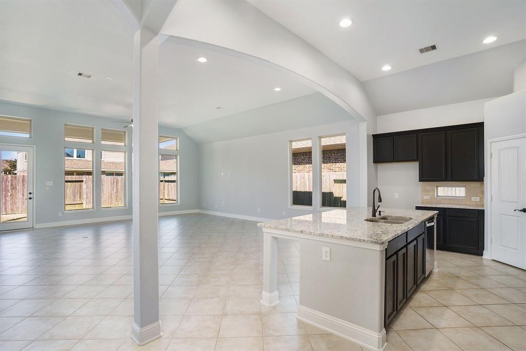 4813 Loures Lane, League City, Texas image 4