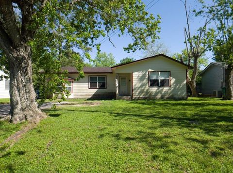 Single Family Residence in Sweeny TX 902 6th Street.jpg