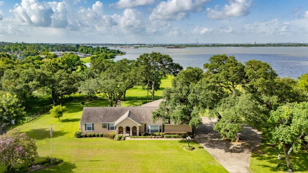 Photo of 111 S 8th Street, Highlands, TX 77562 (MLS # 74486764)