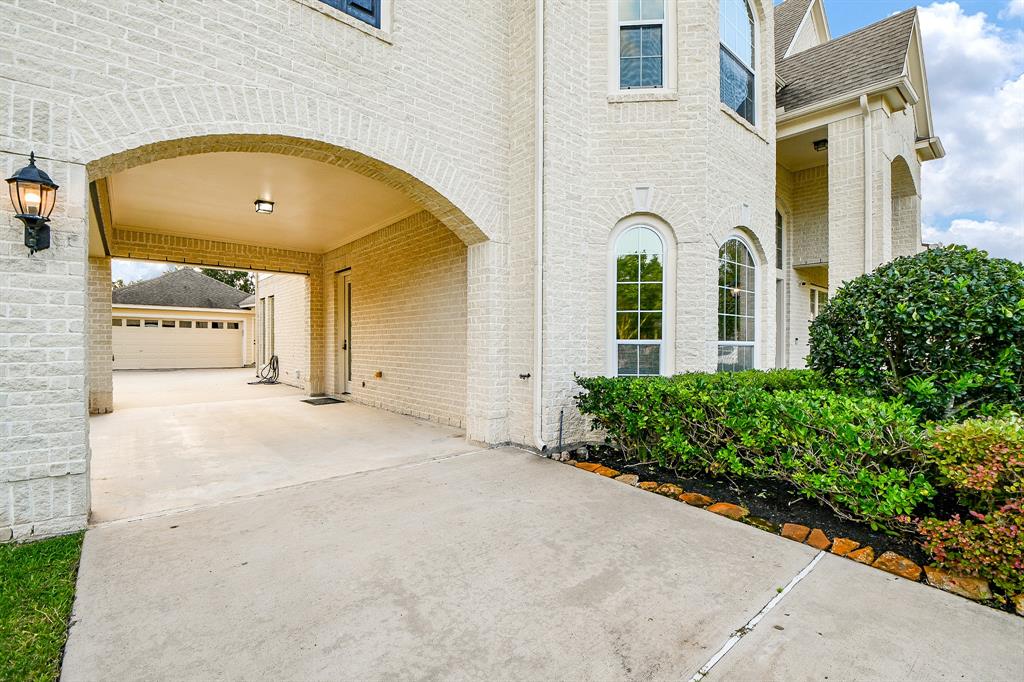 902 Delford Way