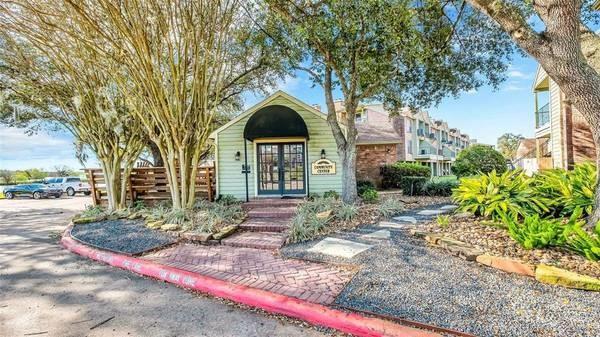 18800 Egret Bay Boulevard #1005, Webster, Texas image 3