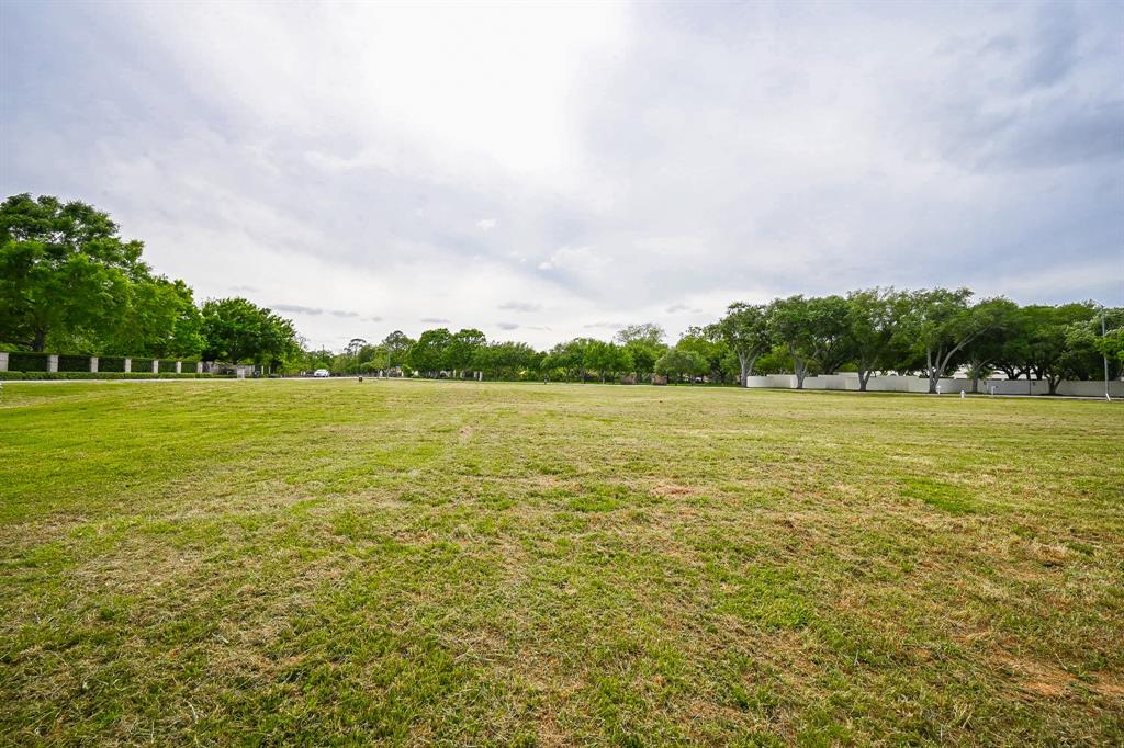 1307 Horseshoe Drive, Sugar Land, Texas image 9
