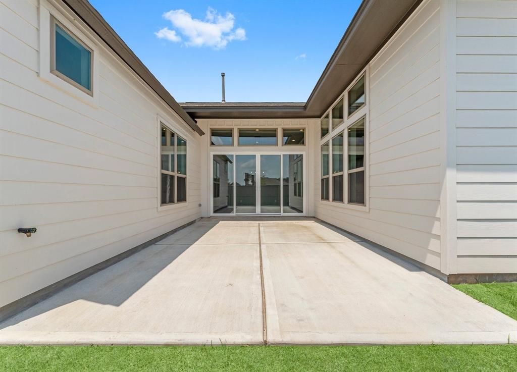 32502 Ebony Jewelwing Court, Fulshear, Texas image 4