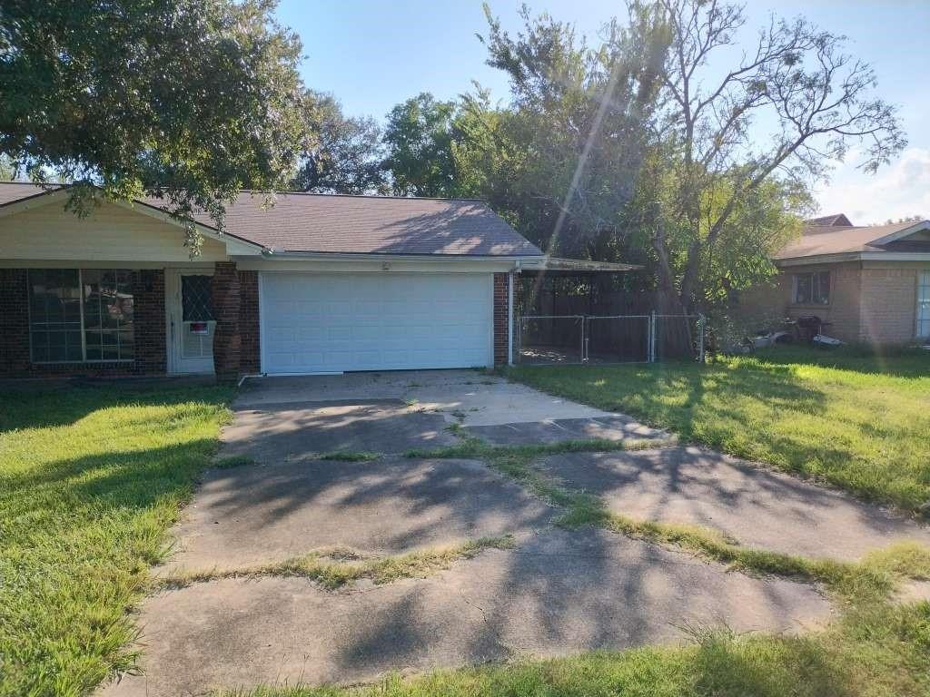 105 Newcastle Street, Victoria, Texas image 2