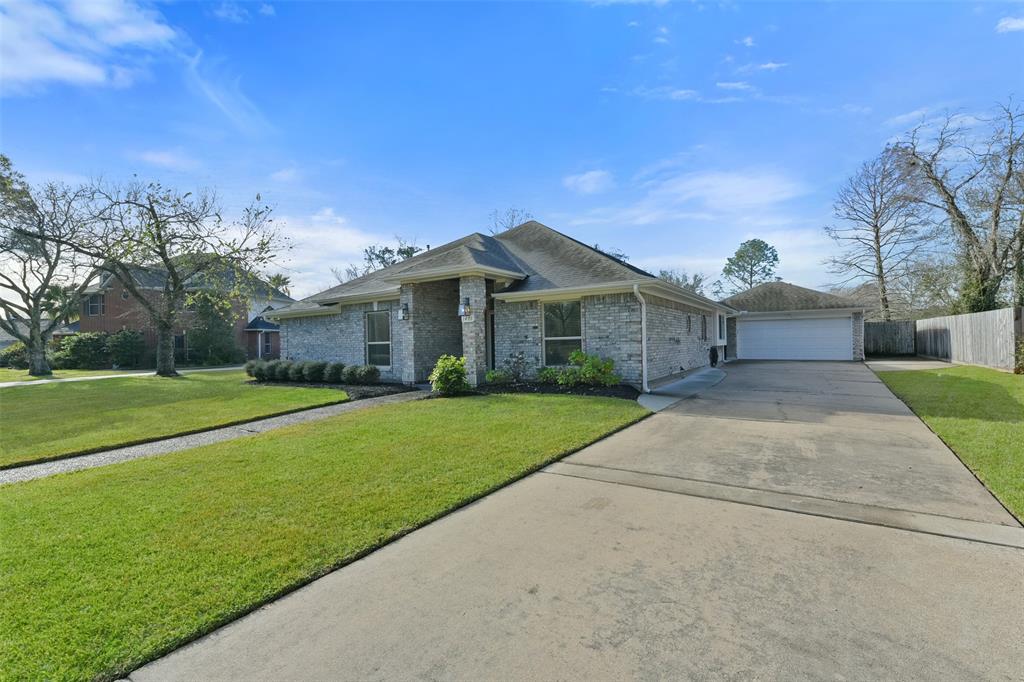 1406 Merriewood Drive, Friendswood, Texas image 3