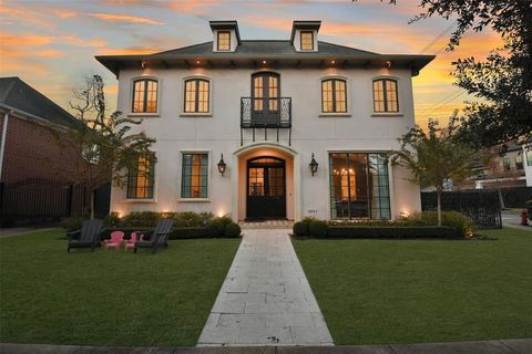 A home in West University Place