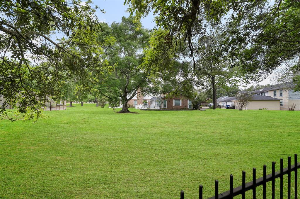 1525 Sunmeadow Boulevard, Friendswood, Texas image 26