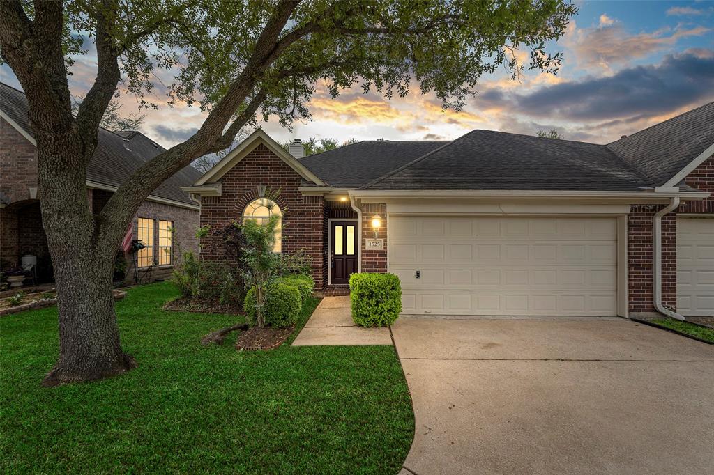 1525 Sunmeadow Boulevard, Friendswood, Texas image 1