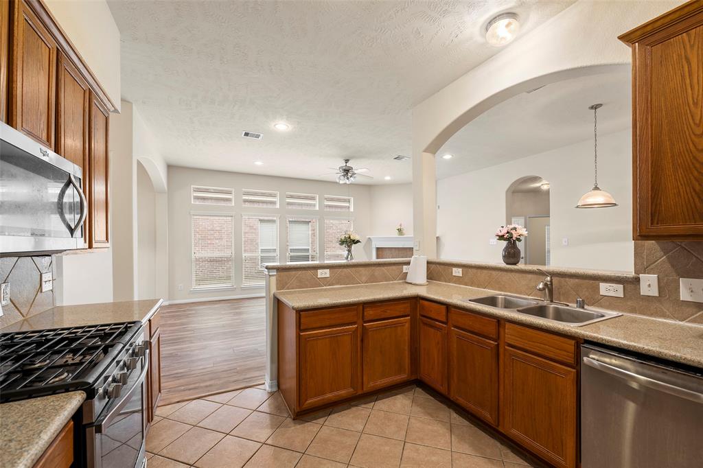 1525 Sunmeadow Boulevard, Friendswood, Texas image 9