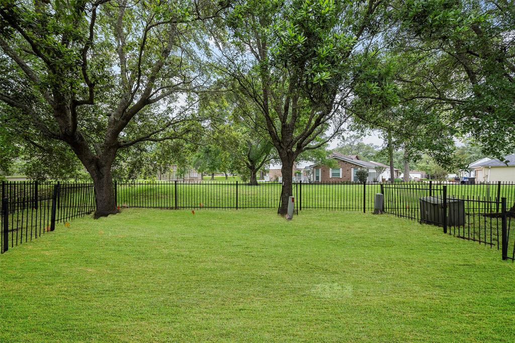 1525 Sunmeadow Boulevard, Friendswood, Texas image 27