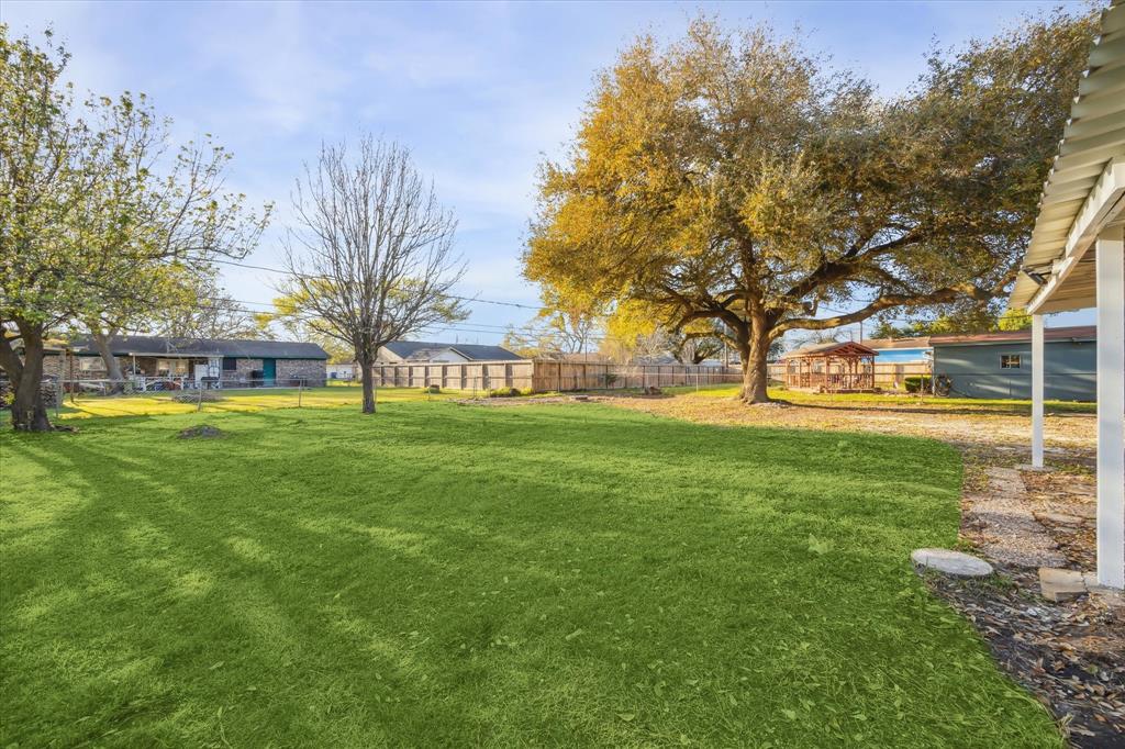412 Lyndale Drive, Highlands, Texas image 27