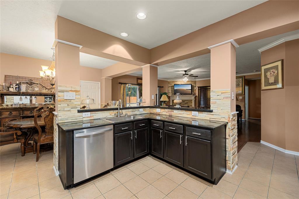 8102 Trophy Place Drive, Humble, Texas image 9