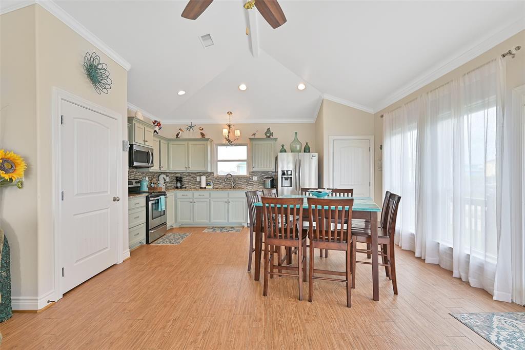 839 S Monkhouse Drive, Crystal Beach, Texas image 13