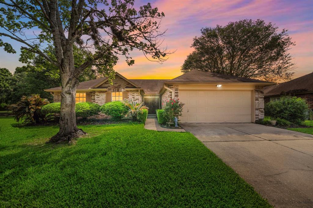 907 S Peach Hollow Court, Pearland, Texas image 1