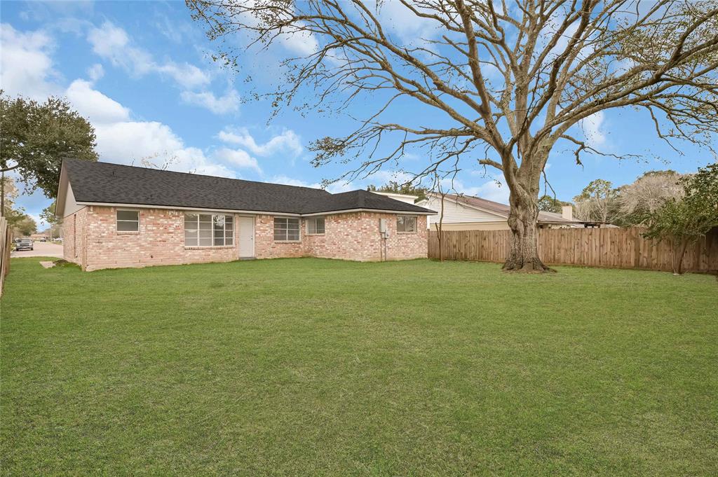 5010 Appleblossom Lane, Friendswood, Texas image 19